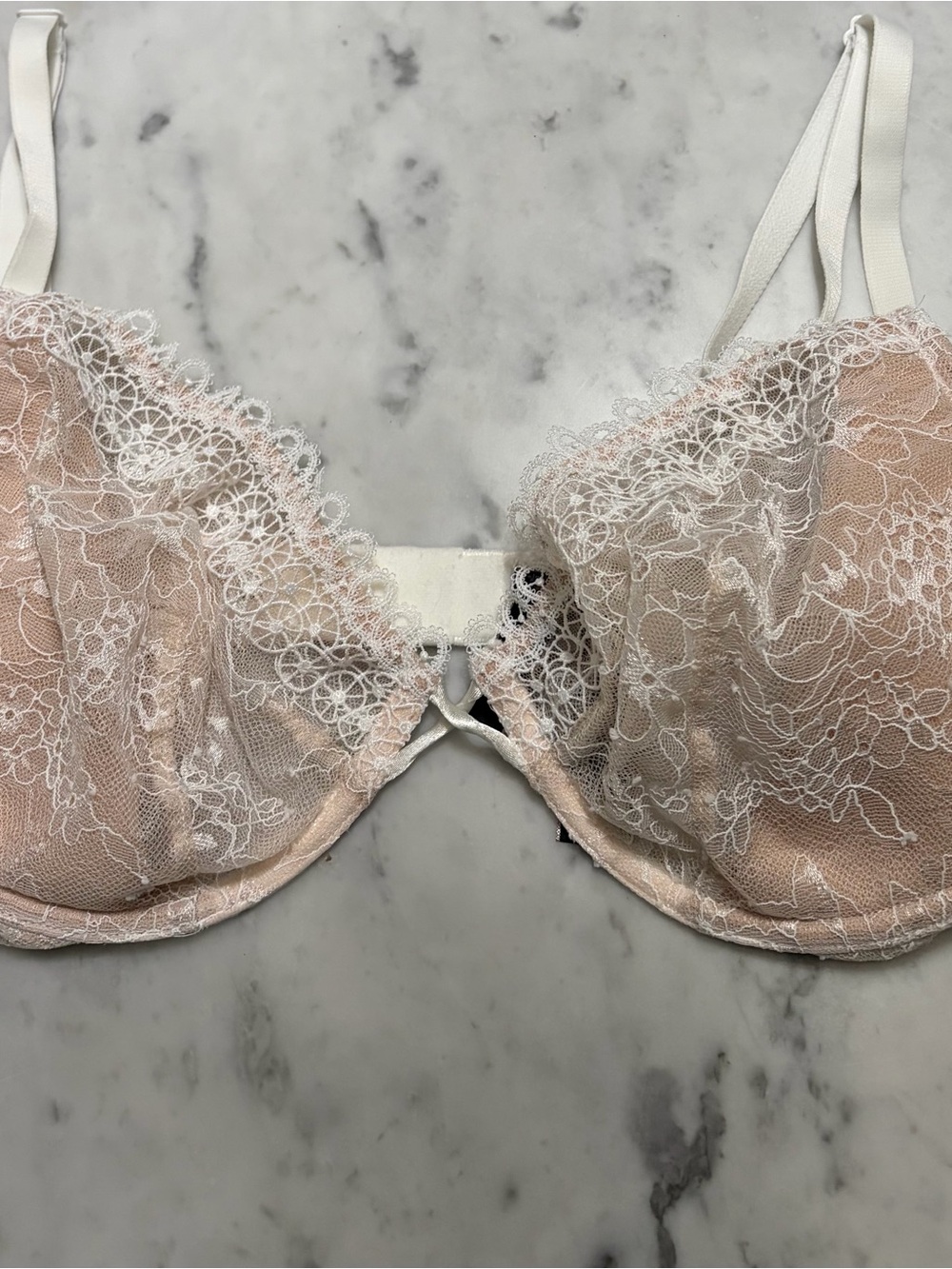 Victoria's Secret Lace Underwire plunge Bra in Blush and White Trim
